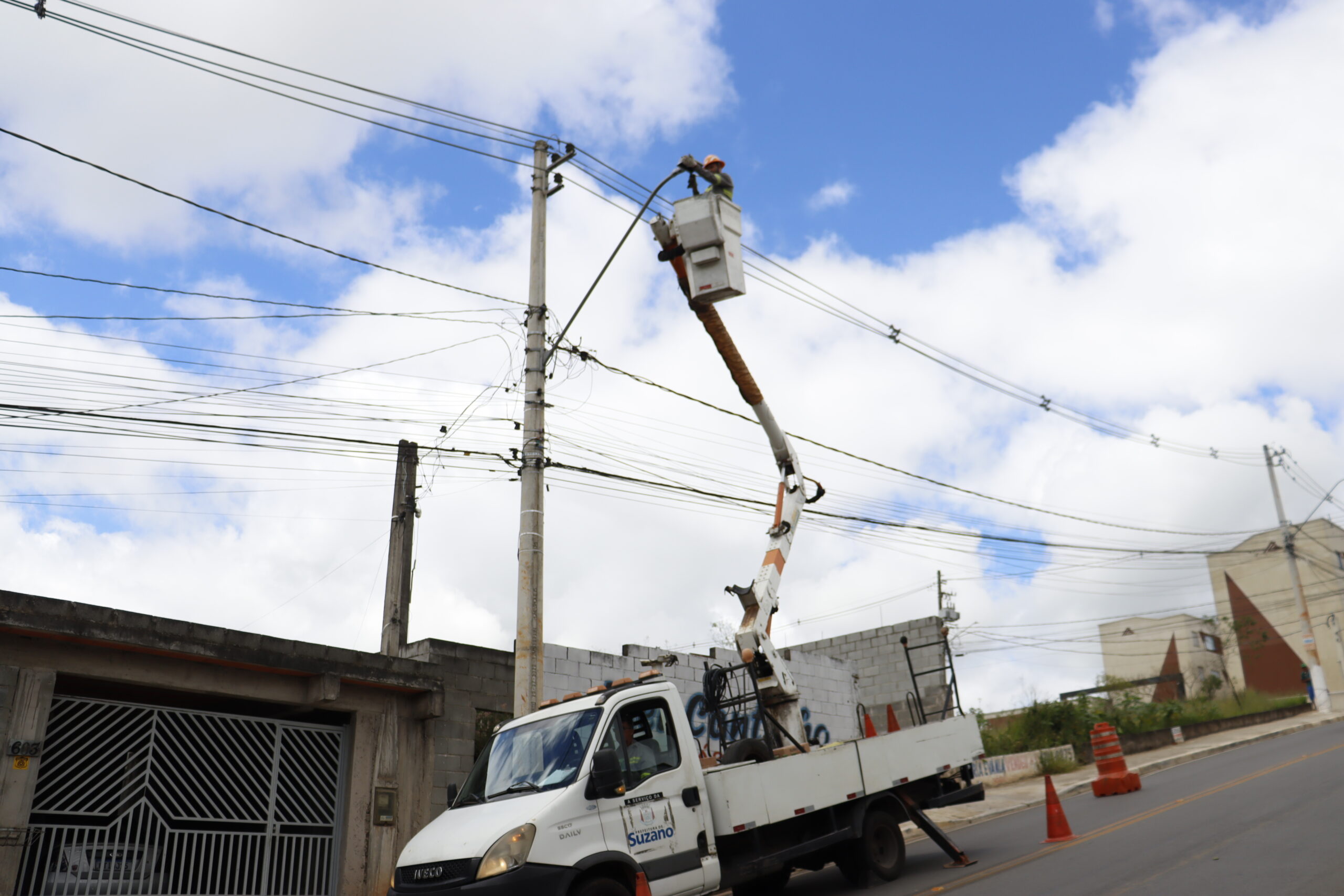 Manutenção garante 92 mil atendimentos de iluminação e 5 mil lâmpadas de LED instaladas