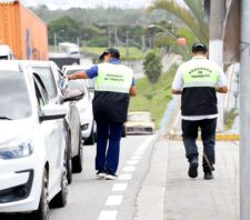 Equipes da Secretaria de Transporte orientam motoristas em saída para férias