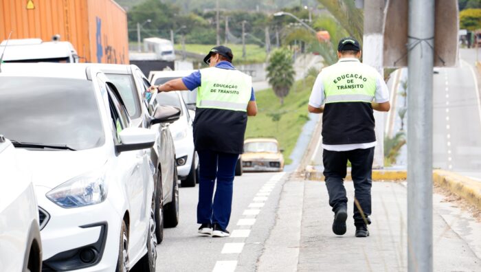 Equipes da Secretaria de Transporte orientam motoristas em saída para férias