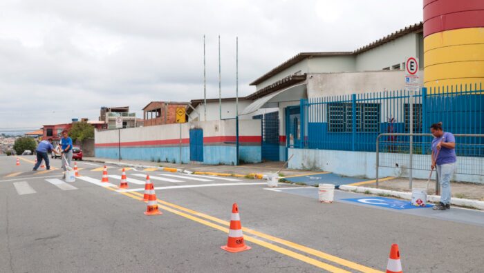 Transporte atua para melhorar sinalização em ruas do entorno das escolas de Suzano