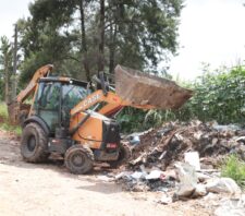 Prefeito vai às ruas para acompanhar trabalho de limpeza na cidade
