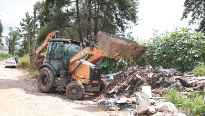 Prefeito vai às ruas para acompanhar trabalho de limpeza na cidade