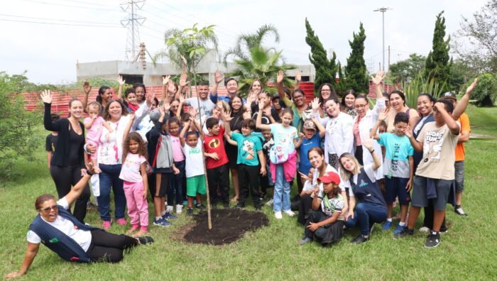 Primeira-dama acompanha visita de pacientes de saúde mental ao Viveiro Municipal