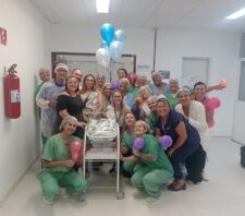 Bebê prematuro recebe alta após quatro meses de tratamento no HMS