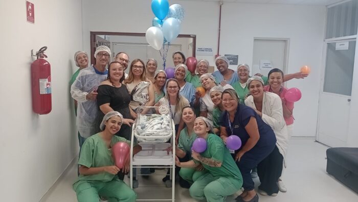 Bebê prematuro recebe alta após quatro meses de tratamento no HMS