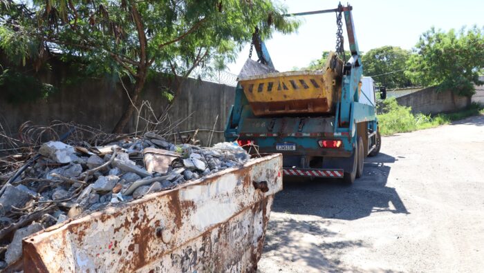 Meio Ambiente apreende caçambas irregulares na região central