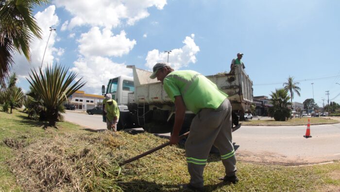 Suzano intensifica trabalhos de limpeza e cuidado com praças e jardins