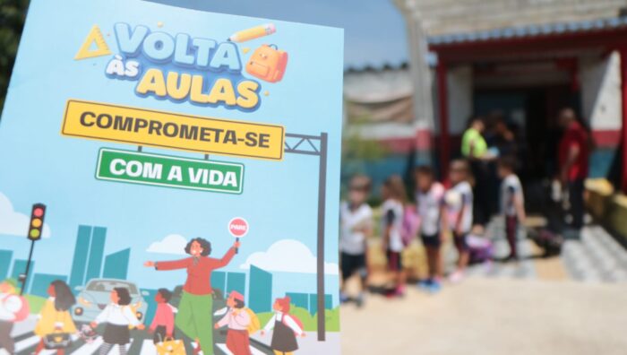 Transporte distribui cartilha educativa sobre volta às aulas e segurança no trânsito