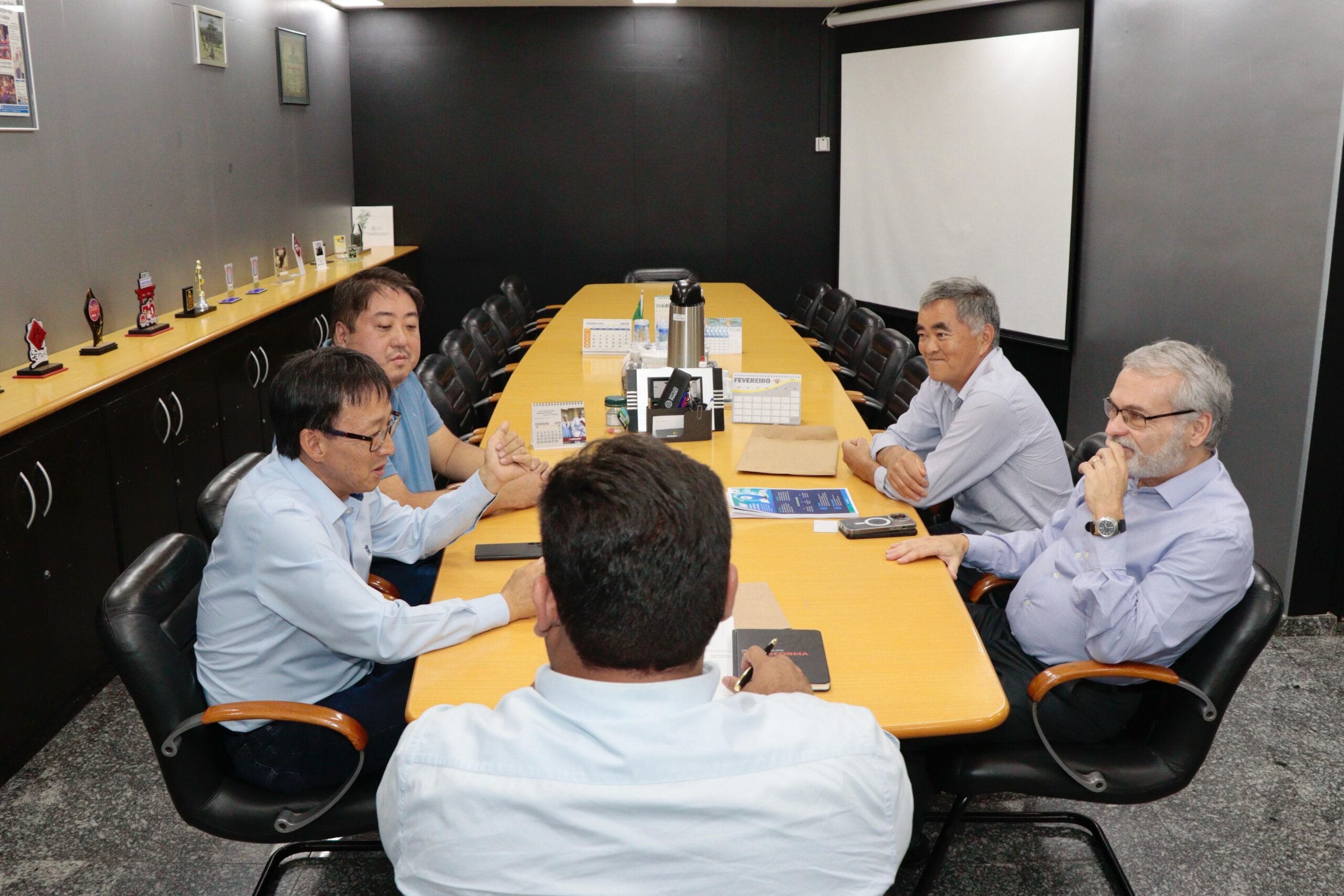 Prefeito recebe representantes da Receita Federal para discutir parcerias