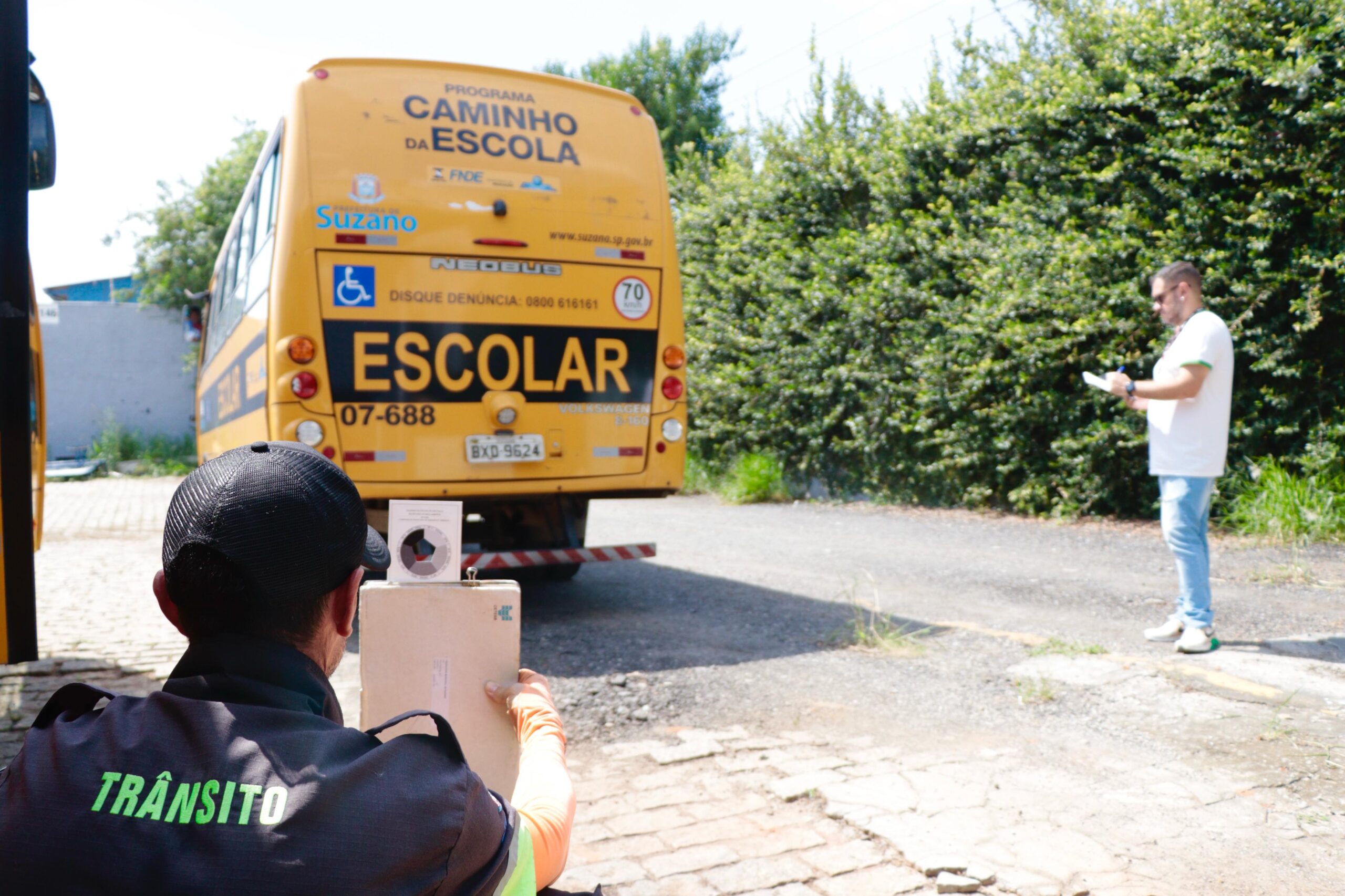 Veículos de transporte escolar passam por monitoramento de emissão de fumaça