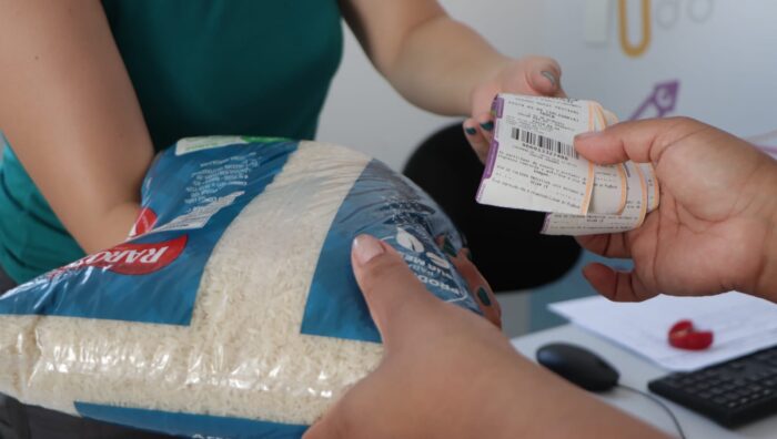 Primeiro dia de troca de ingressos arrecada 2,2 toneladas de alimentos