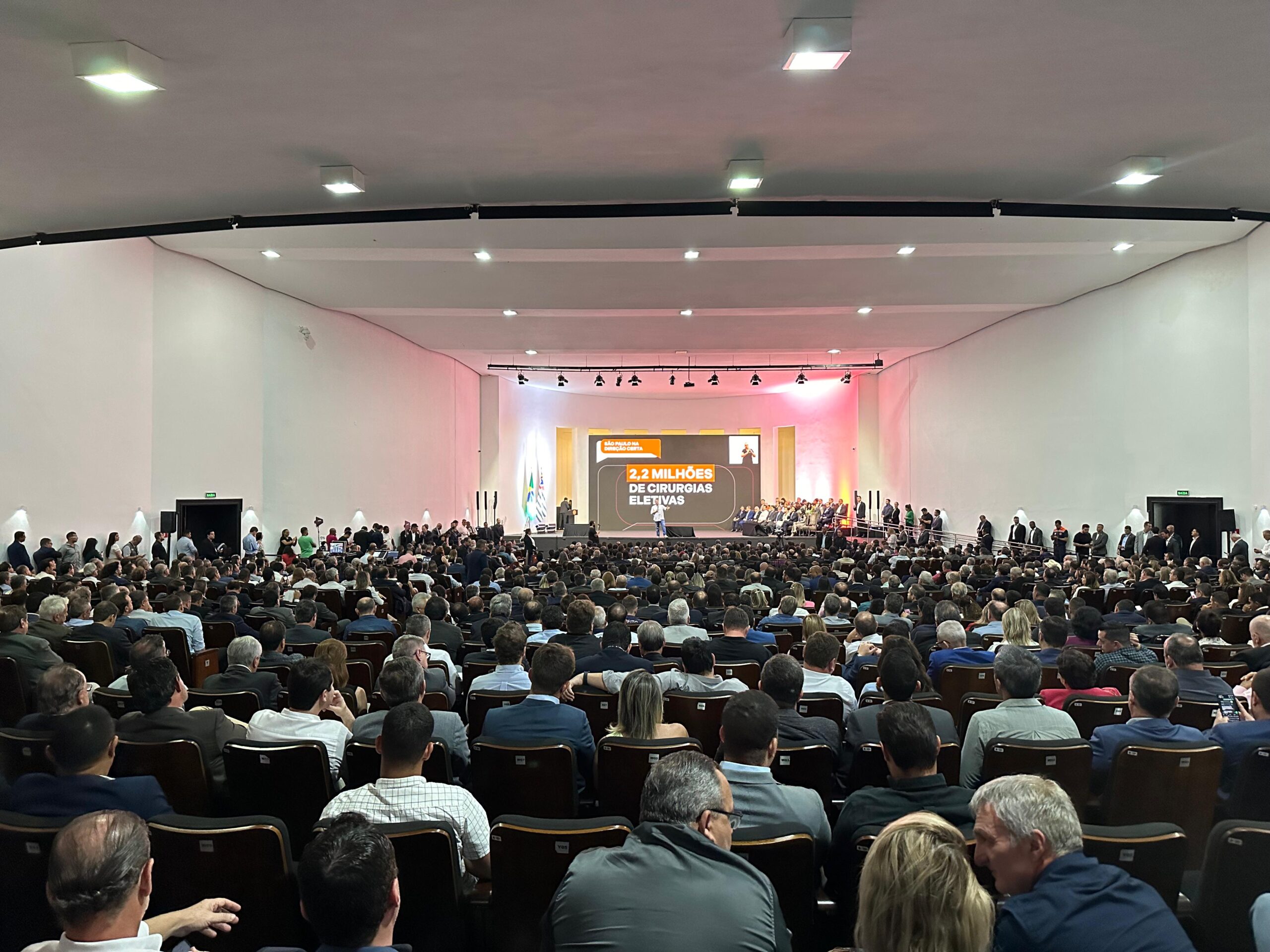 Prefeito participa de encontro do governo estadual com representantes de municípios