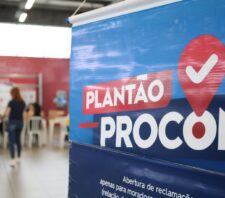 Procon dá orientações sobre direitos e compras durante ação especial na Estação Suzano