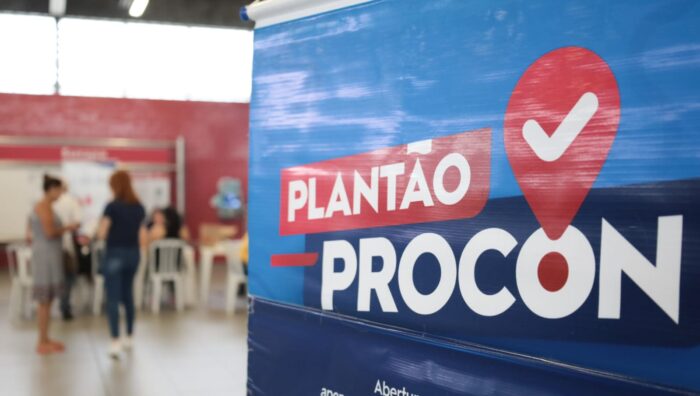 Procon dá orientações sobre direitos e compras durante ação especial na Estação Suzano