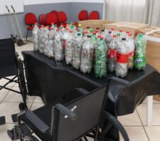 Fundo Social de Suzano e SPMar trocam lacres de alumínio por cadeiras de rodas