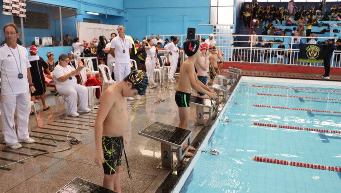 Piscina do Portelão recebe evento com 580 atletas de natação