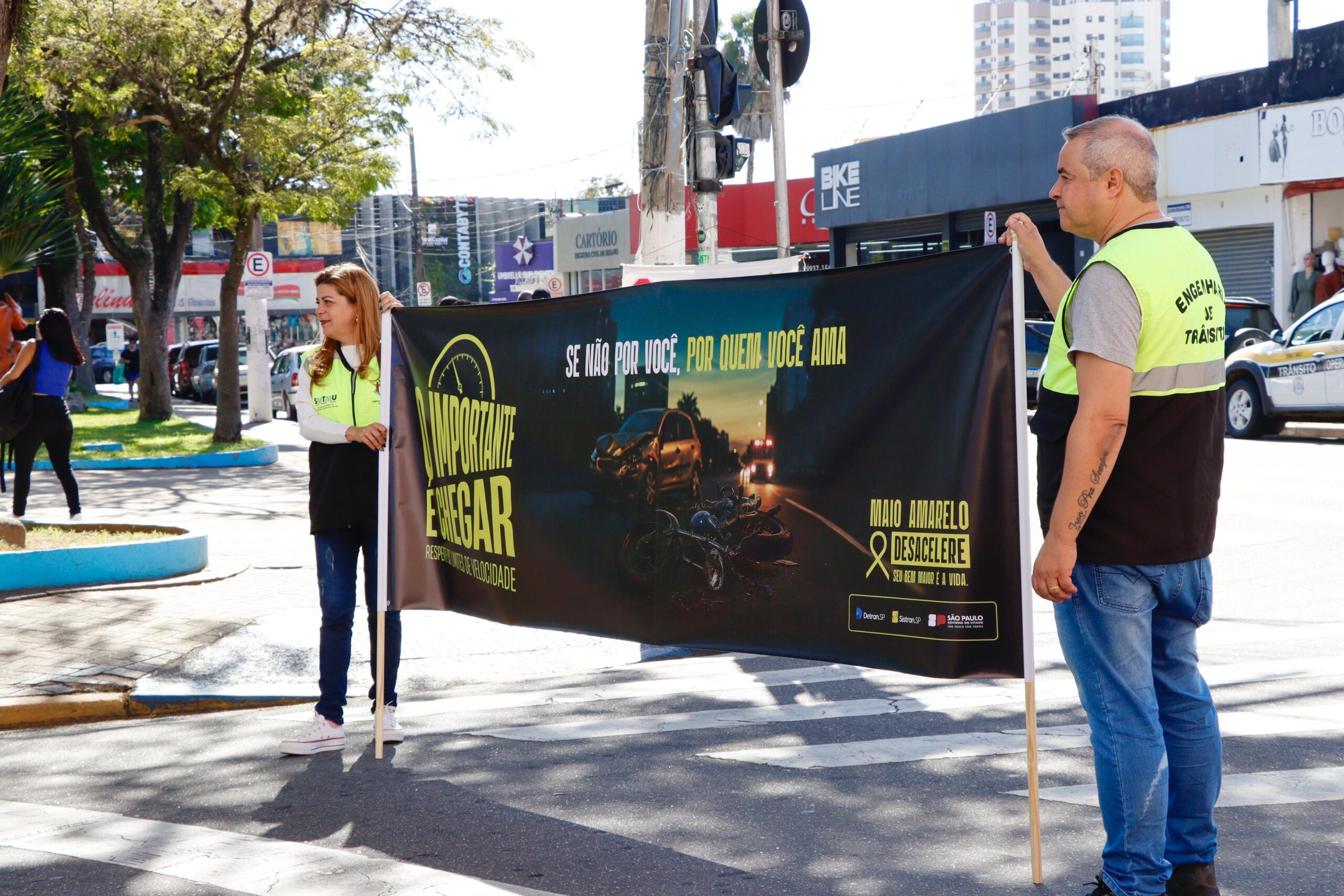 Transporte conscientiza motoristas sobre respeito à faixa de pedestre em ação no centro