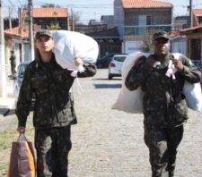 Primeira ação porta a porta arrecada mais de 12 mil peças para a Campanha do Agasalho