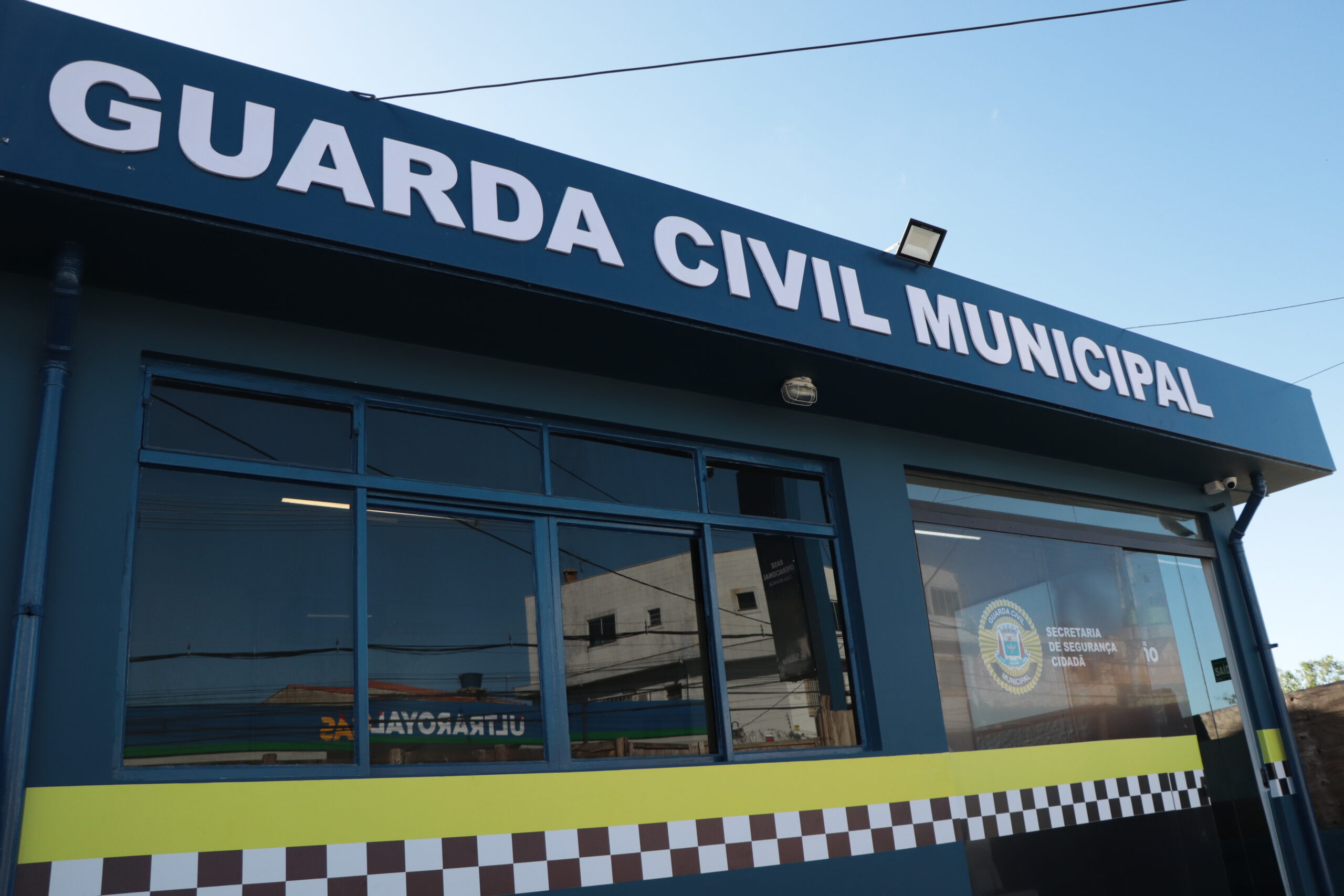 Idosa é socorrida por agente da GCM após engasgo