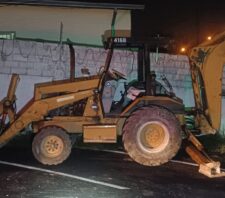 Guarda Municipal age para impedir crime ambiental e apreende retroescavadeira