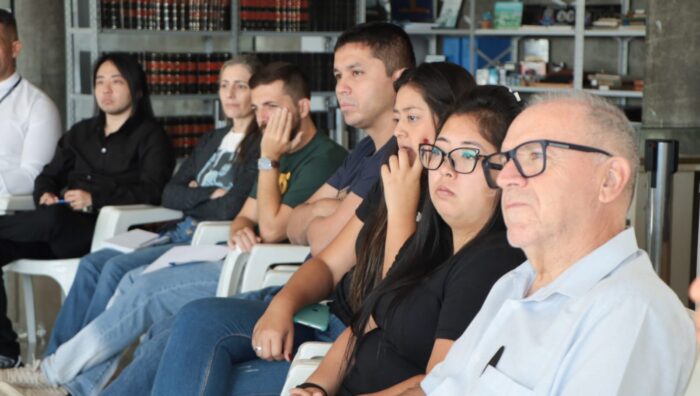 Curso de Libras tem início com capacitação para servidores e população