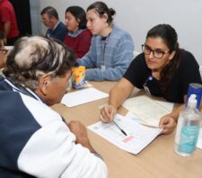 Prefeitura entrega matrículas de unidades habitacionais a 17 famílias