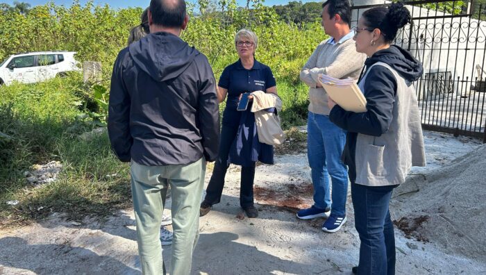 Fiscalização interrompe construções ilegais em área de preservação na estrada dos Fernandes