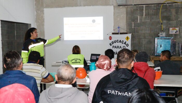 Segurança no trânsito é tema de ação com motoristas de construtora
