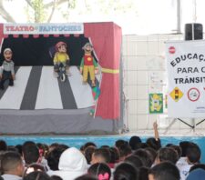Teatro de Fantoche orienta crianças da rede municipal sobre segurança no trânsito