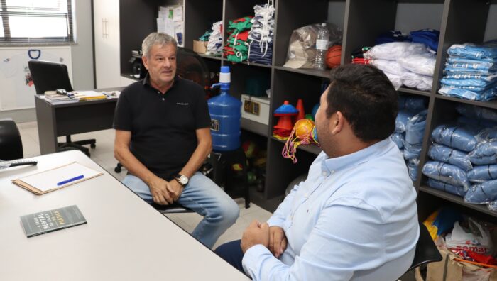 Prefeito visita sede da Adat e reforça apoio ao esporte de base em Suzano