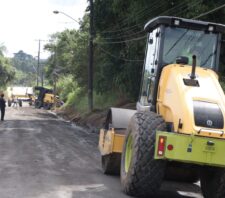 Prefeito vai às ruas no Dia do Trabalho para conferir zeladoria na estrada do Mizukami