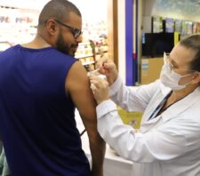 Saúde vacina contra a gripe neste domingo na feira do Dona Benta