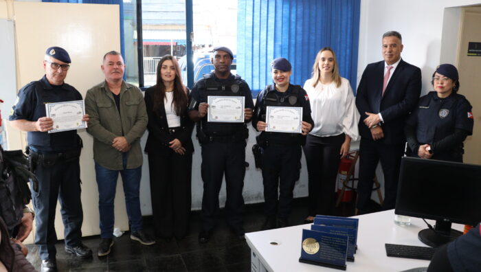 Heróis da GCM são homenageados por parto de emergência