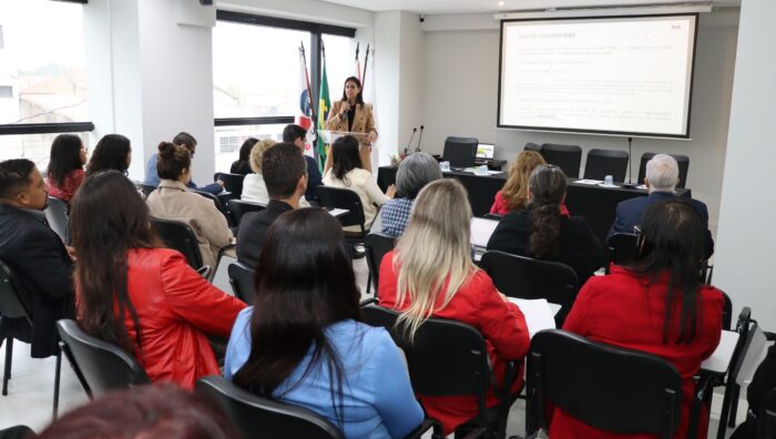 Palestra com procuradora do município sobre precatórios reúne autoridades na OAB