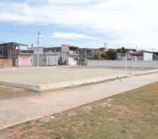 Prefeito vistoria obra de revitalização de praça no Miguel Badra