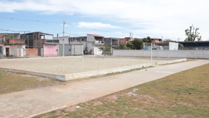 Prefeito vistoria obra de revitalização de praça no Miguel Badra