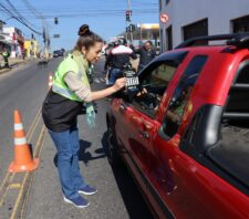 Transporte orienta motoristas sobre respeito à faixa de pedestre na estrada dos Fernandes