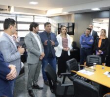 Prefeito se reúne com deputados Marcio Alvino e André do Prado para buscar avanços para Suzano