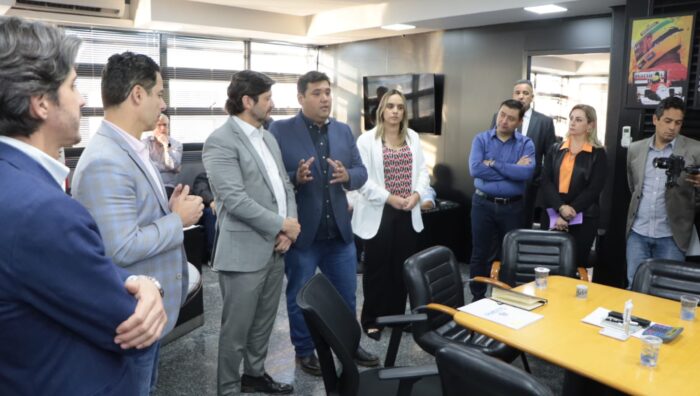 Prefeito se reúne com deputados Marcio Alvino e André do Prado para buscar avanços para Suzano