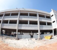 Obra da Fatec se aproxima de 50% de conclusão e prefeito vistoria serviços
