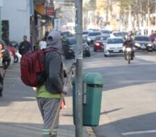 Fiscalização de Posturas atua para coibir anúncios em postes das vias do centro