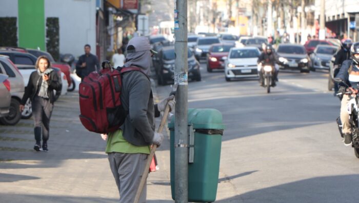 Fiscalização de Posturas atua para coibir anúncios em postes das vias do centro