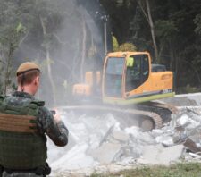Fiscalização interrompe crimes ambientais na rodovia Índio Tibiriçá