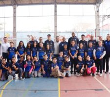 Prefeito acompanha entrega de kits do Suzano Vôlei a alunos do Miguel Badra