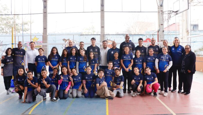 Prefeito acompanha entrega de kits do Suzano Vôlei a alunos do Miguel Badra