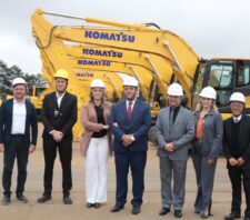 Prefeito prestigia cerimônia que marca 50 anos da Komatsu no Brasil