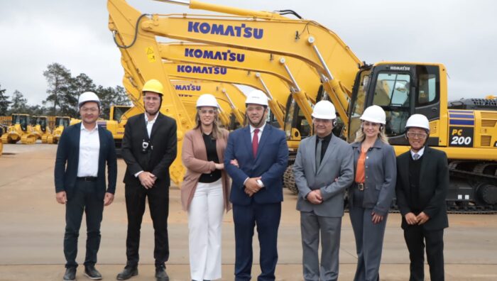 Prefeito prestigia cerimônia que marca 50 anos da Komatsu no Brasil