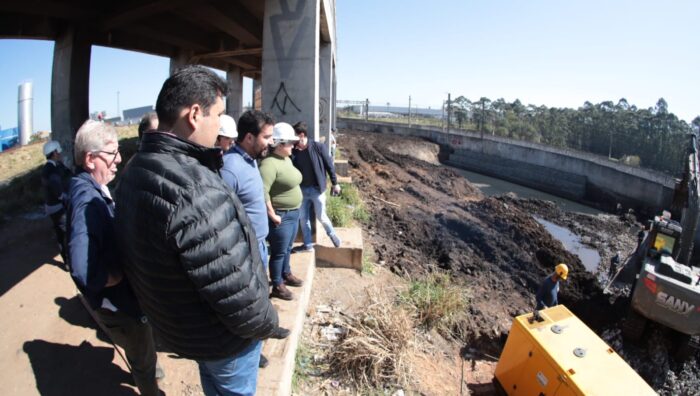 Prefeito vistoria obra de drenagem para contenção de cheias no Jardim Belém