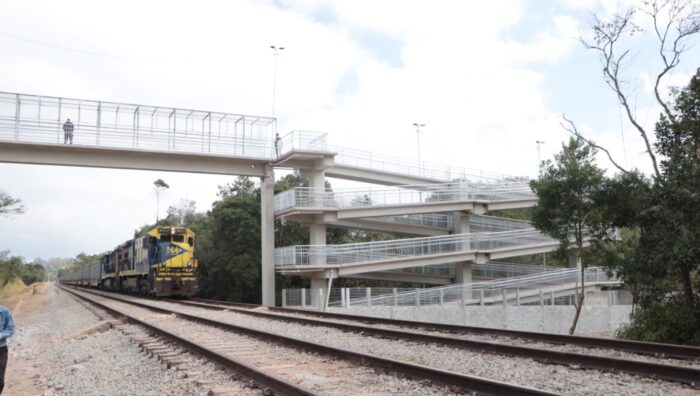 Obras da passarela sobre a linha férrea são concluídas na Estância Americana