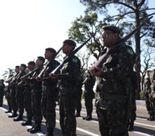 Prefeito acompanha visita de representantes do Exército no Tiro de Guerra de Suzano
